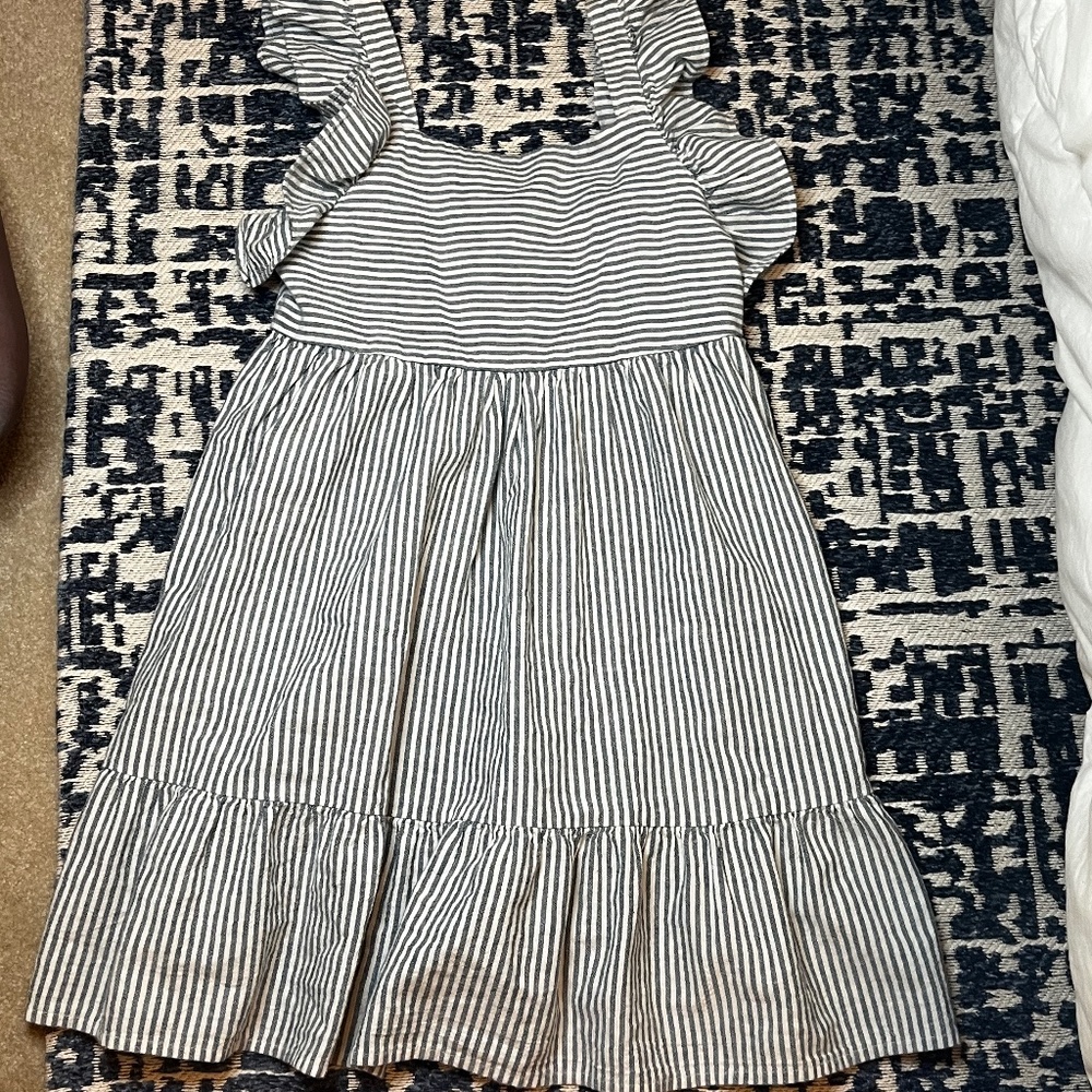 Child large blue/white dress